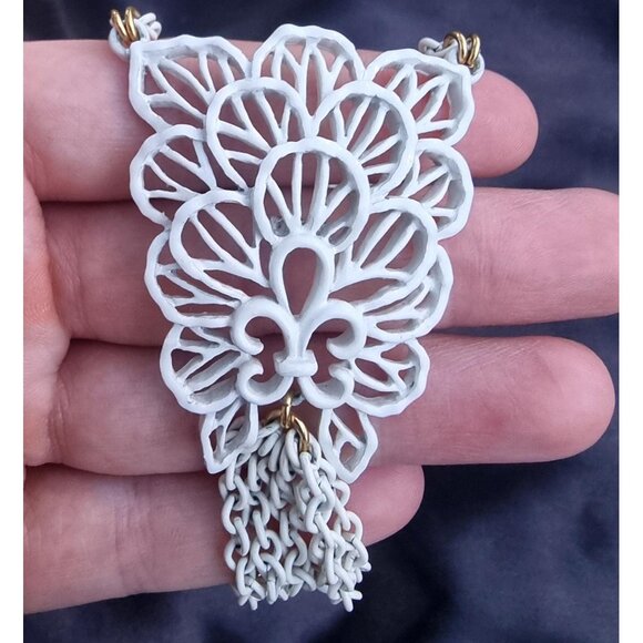 Rare Find Vintage CROWN TRIFARI 1960s Signed White Enamel Pendant Necklace - Picture 8 of 9